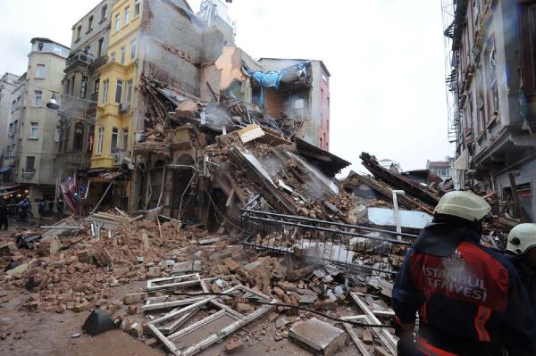Beyoğlu'nda bina çöktü