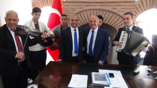 Mahkeme kararı ile görevine döndü