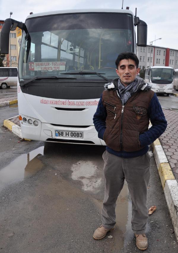 Durakta fenalaşan yolcusunu otobüsle hastaneye götürdü