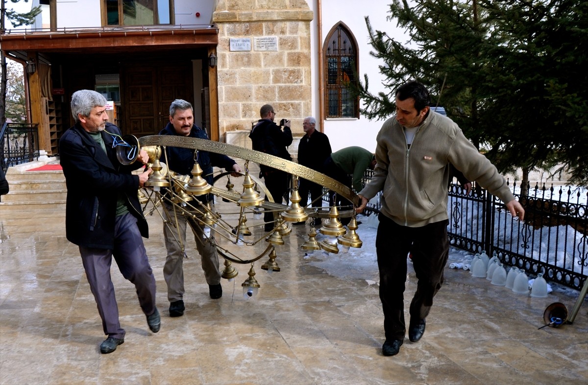 Camideki avize düştü: 3 yaralı