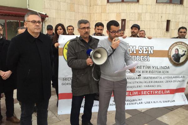Uşak'ta afiş krizi sona erdi