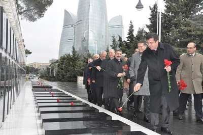 Ekonomi Bakanı Zeybekçi Azerbaycan’da Türk şehitliğini ziyaret etti