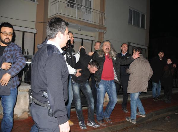 Hırsızlık için eve giren şüphelilerden biri çatıda, diğeri havalandırma boşluğunda yakalandı