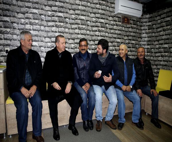 (ek bilgilerle)- Cumhurbaşkanı Erdoğan taksicileri ziyaret etti