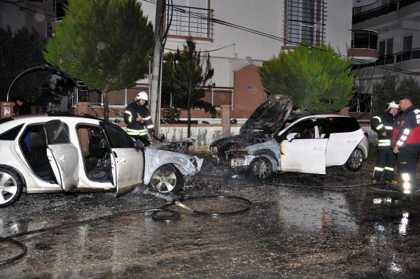 Park halindeki iki otomobilde şüpheli yangın
