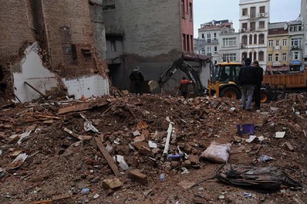 Beyoğlu'nda yıkılan binaların enkazı kaldırılıyor
