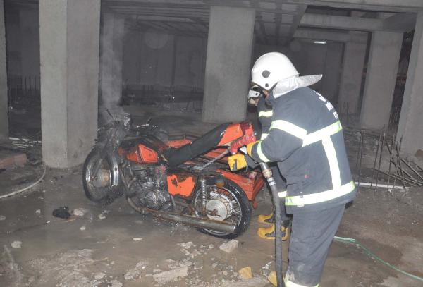 İnşaatta alev alan motosikleti itfaiye söndürdü