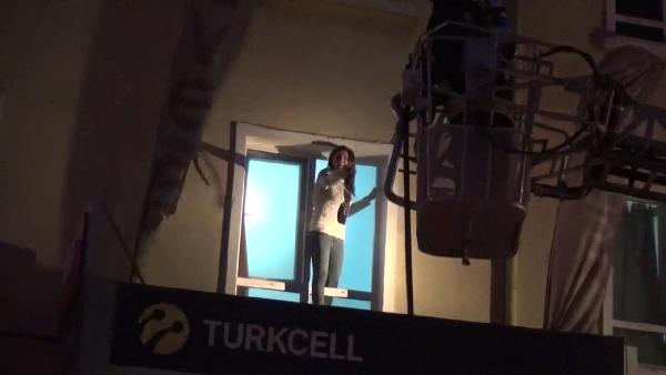 Otelde yangın çıktı, müşteriler pencerelerde kurtarılmayı bekledi