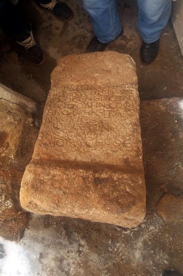 Sivas'ta tarihi mezar taşı ve lahit kapağı ele geçirildi