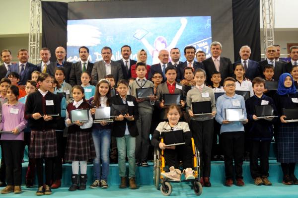 Kocaeli'de belediyeden 27 bin 180 öğrenciye tablet bilgisayar