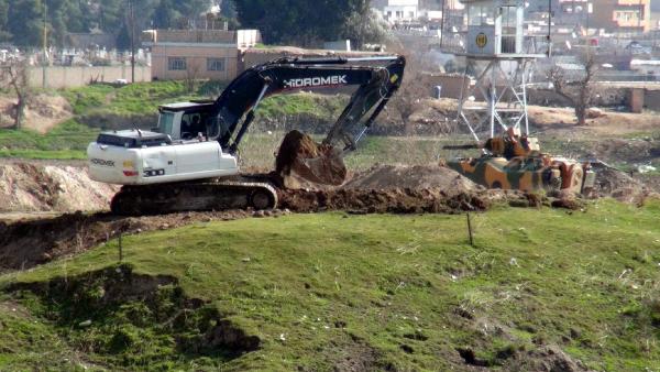 Nusaybin'in Suriye sınırına hendek kazılıyor