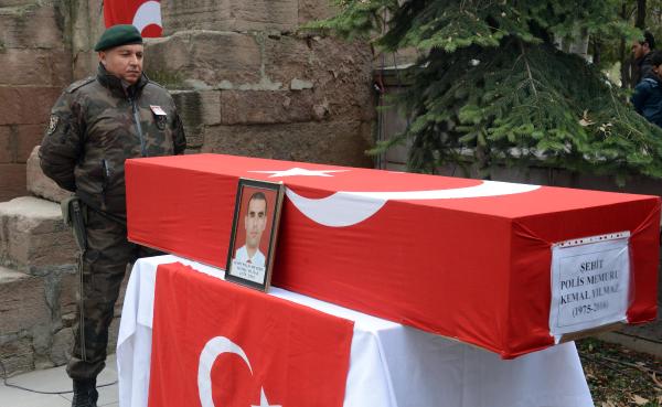 Şehit polis Yılmaz'ı son yolculuğuna 10 bin kişi uğurlandı