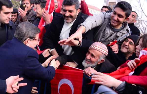 Davutoğlu: Bölücü terör örgütüne karşı dik duracağız