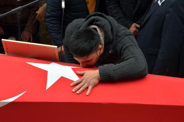Şehit uzman çavuş Buğur'u son yolculuğuna 3 bin kişi uğurladı
