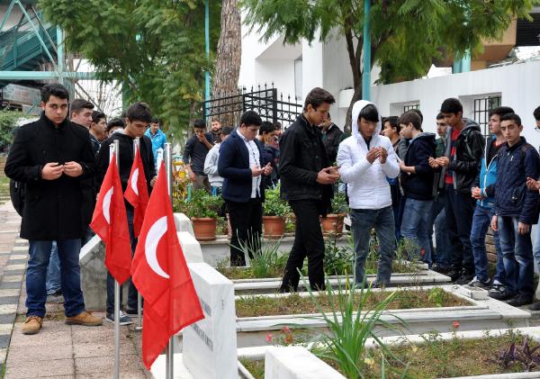 Sevgililer Günü'ne tepki için şehit mezarlarında dua ettiler