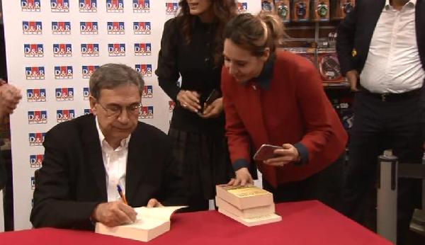 Orhan Pamuk okuyucuları ile bir araya geldi