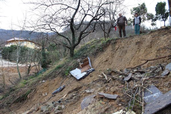 Evlerinin altındaki heyelan korkutuyor