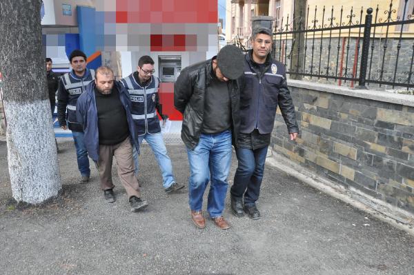 ATM'lere kart kopyalama cihazı takan 2 kişi suçüstü yakalandı