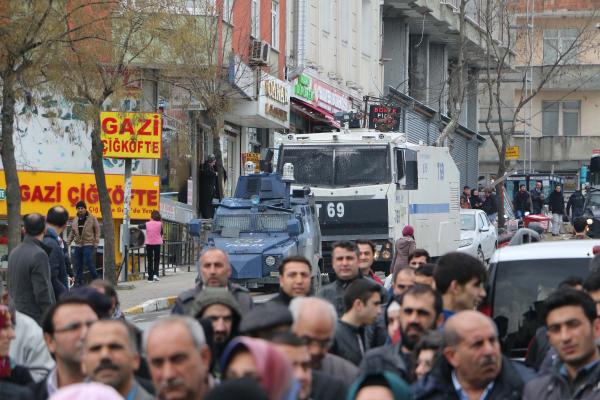 Figen Yüksekdağ salon yetersiz olunca konuşmasını otobüs üzerinde yaptı