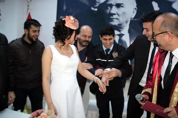 Polis çifte nikahta kelepçe sürprizi