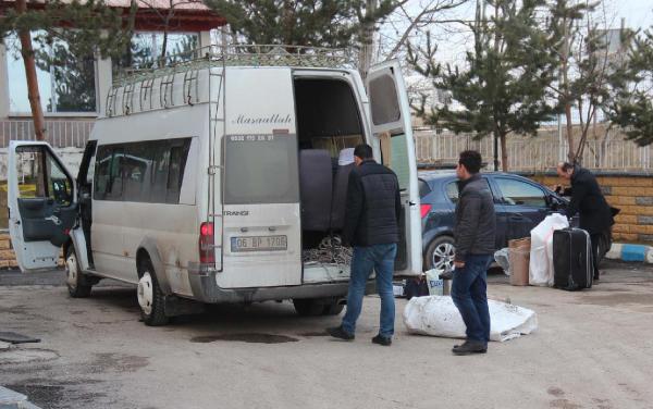 Minibüsten 3500 paket kaçak sigara çıktı