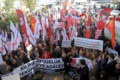 Türbana engel oldu diye cezaevine giren Prof. Dr. Pekünlü, yeniden hakim karşısında