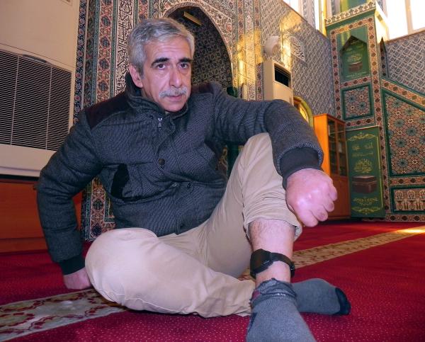 Cezasının son günlerini camide temizlik yaparak geçiriyor