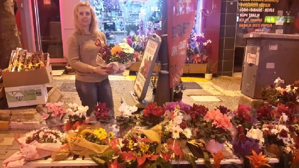 'Sevgililer Günü' için nöbetçi çiçekçi
