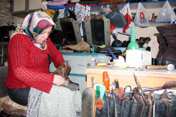Tülay usta, 18 yıldır ayakkabı tamir ediyor