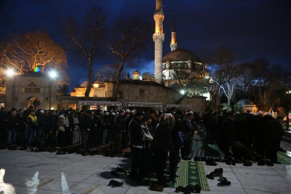 Eyüp Belediyesi Sevgililer Günü'nde Darülaceze sakinlerini bu yıl da unutmadı