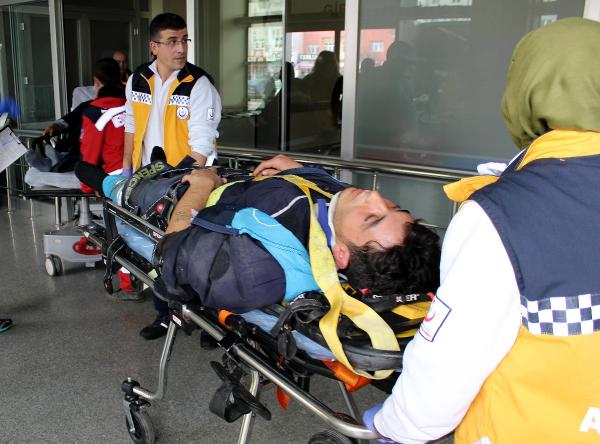 Çöp kamyonundan düşen işçi yaralandı