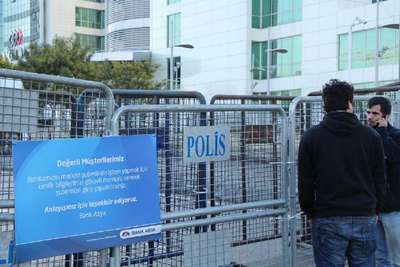 Bank Asya önünde polisin bekleyişi devam ediyor