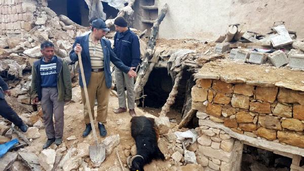 İki katlı ev çöktü; 3 ölü, 2 yaralı (3)