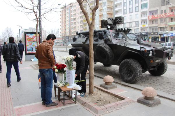 Zırhlı aracın yanında 'Sevgililer Günü' için çiçek sattı