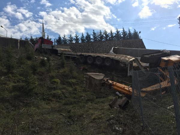 İş makinesi yüklü TIR şarampole yuvarlandı