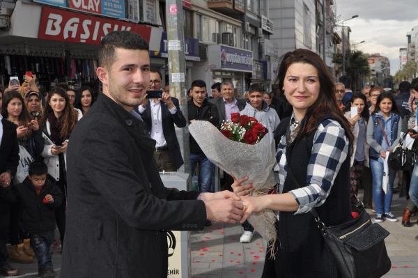 Sevgililer Günü'nde meydanda evlilik teklifi