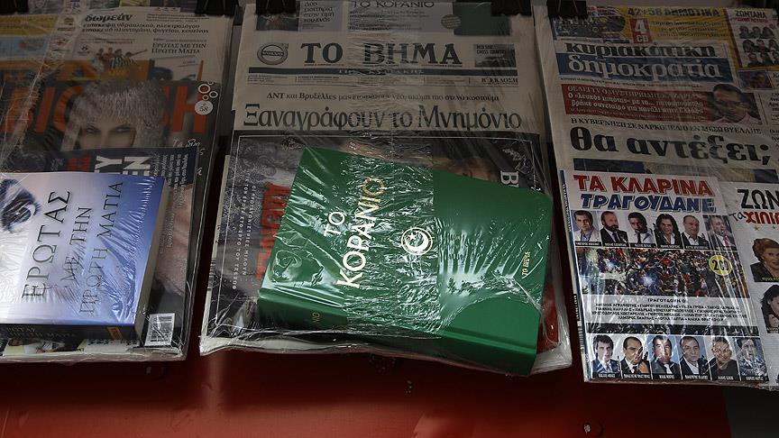 Yunan gazetesi Kur'an-ı Kerim dağıttı