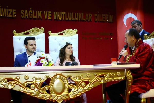 Sevgililer Günü'nde Bağcılar'da 50 çiftin nikahı kıyıldı