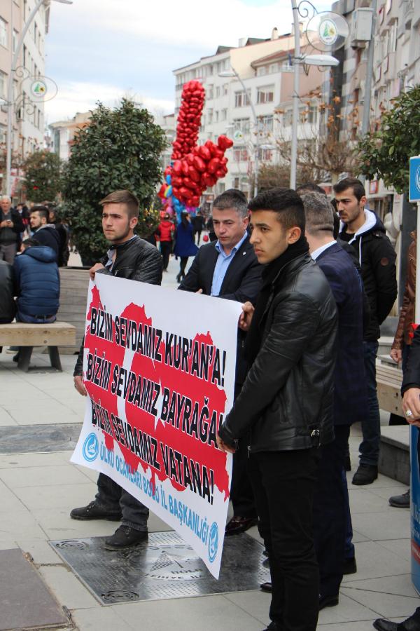 Sevgililer Günü'nü protesto edip Kuran-ı Kerim dağıttılar