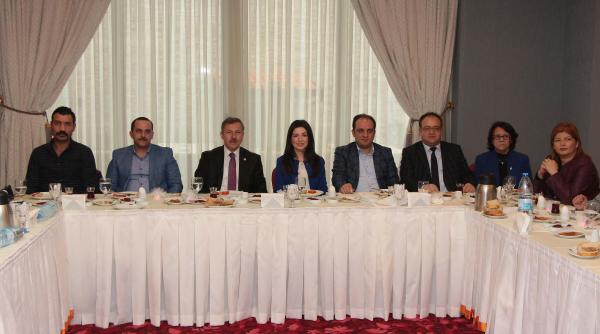 AK Partili Özdağ: Manisa'nın da, AK Partililer'in de ağabeyi Arınç'tır