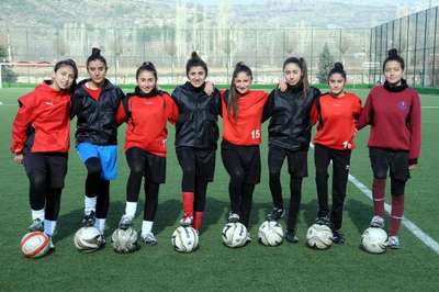 15 kişilik bayan futbol takımının 10 oyuncusu akraba