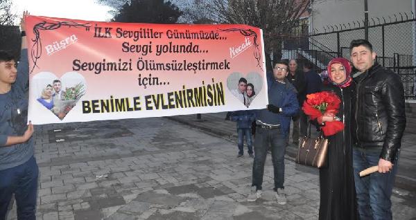 Sevgililer Günü'nde sevgilisine Sevgi Yolu'nda evlilik teklifi