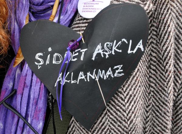 Sevgililer Günü'nde yorgan iğneli protesto