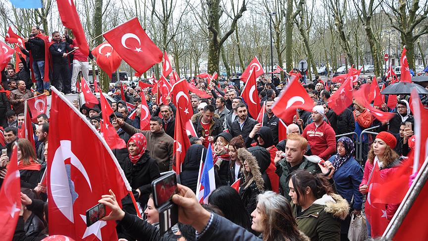 Fransa'da Türkiye'ye destek mitingi