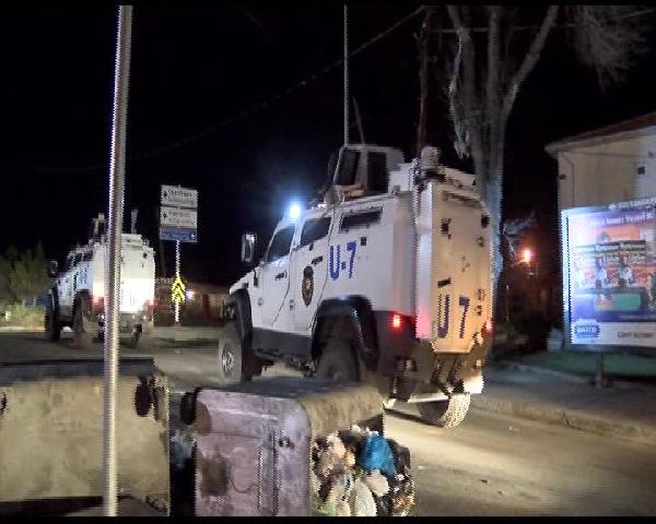 Gazi Mahallesi'nde korsan gösteri yapan gruba polis müdahale etti