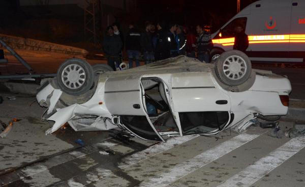 Otomobil aydınlatma direğine çarptı: 1 ölü, 1 yaralı