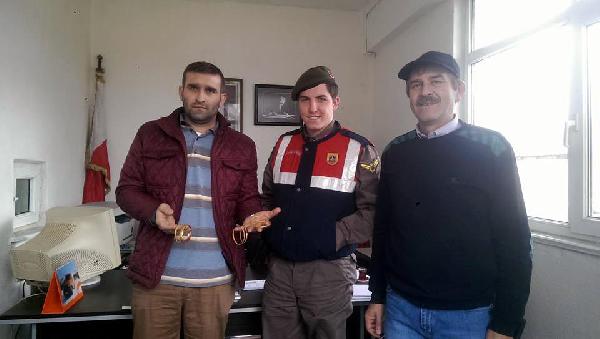 Yolda bulduğu çanta ve altınları jandarmaya teslim etti