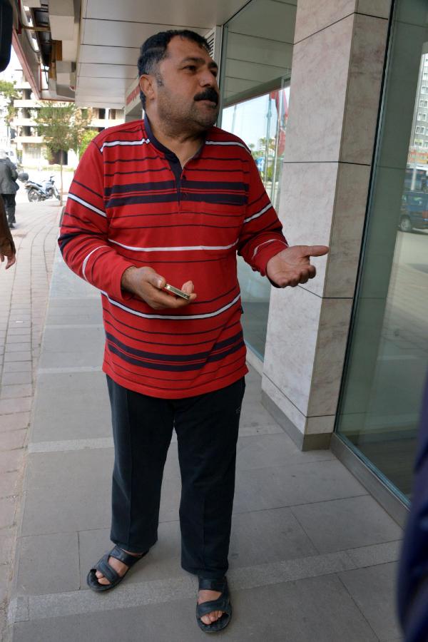 Dolandırıcıyı yakalatmak için pijama ve terlikle bankaya geldi