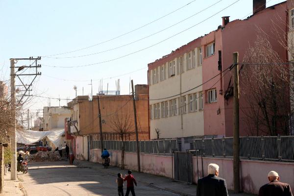 Öğrenciler, PKK'lıların yaktığı okula gidemedi