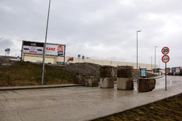 Alışveriş merkezinin bağlantı yolu kapatıldı